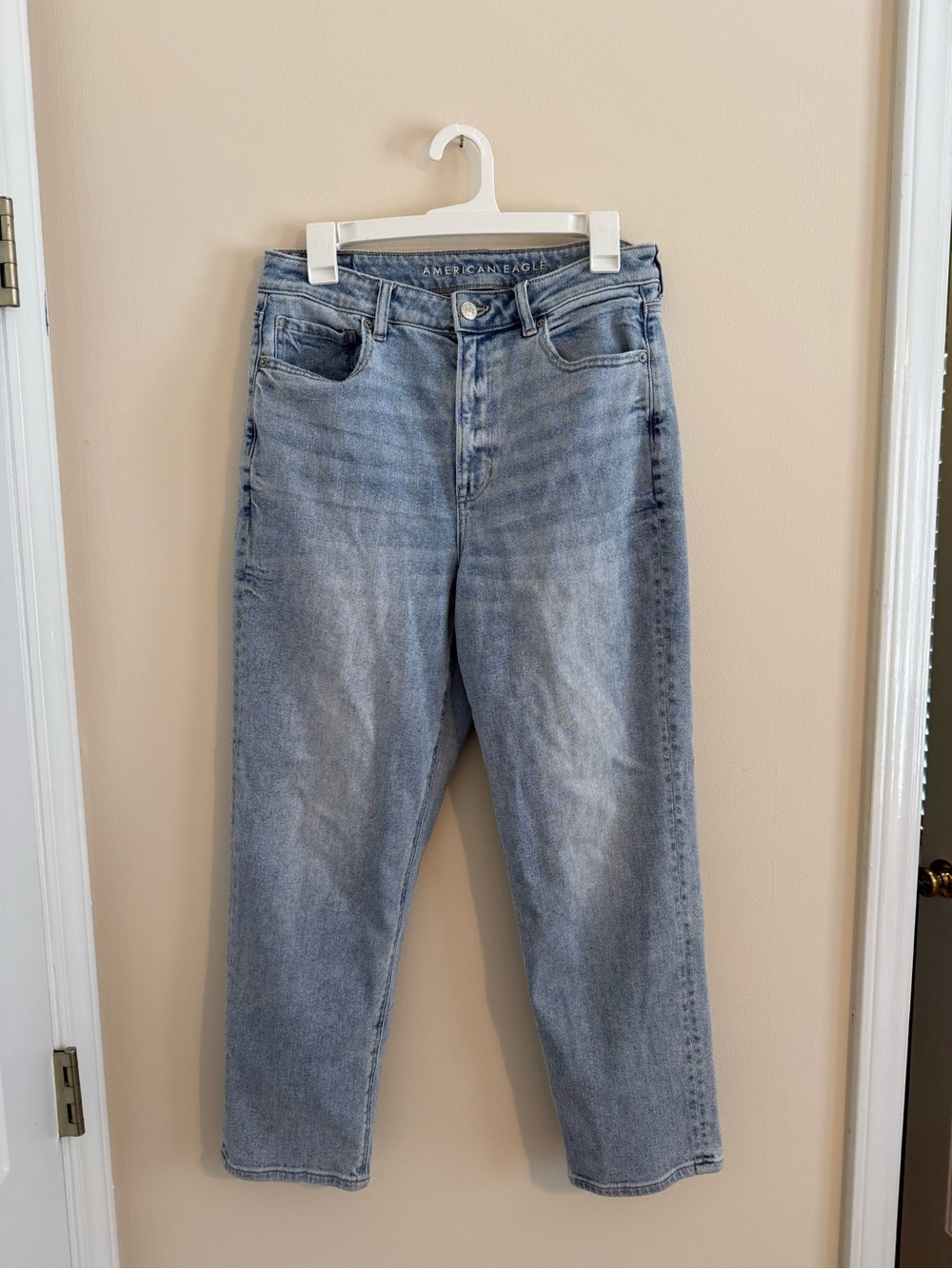 American Eagle Outfitters Light Wash Mom Straight Jeans Women’s 10 Short - Picture 1 of 11